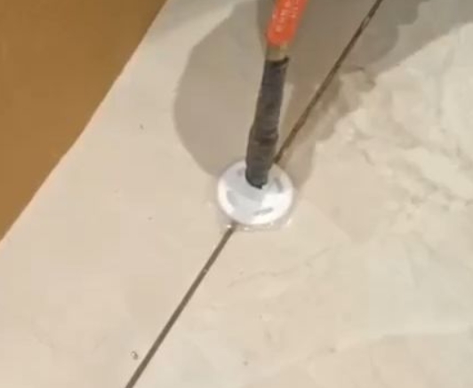 尧都瓷砖空鼓维修公司专业解答瓷砖在铺贴过程中，如果没有涂抹均匀到位的粘结材料（如水泥砂浆或瓷砖胶），可能会导致以下问题